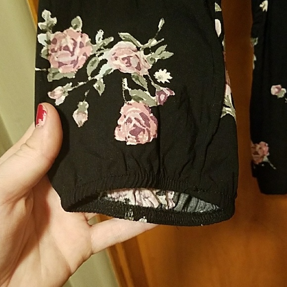 Adorable floral romper!! Size medium/small! NWOT! - Picture 5 of 5