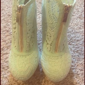 Mint green zip up booties!