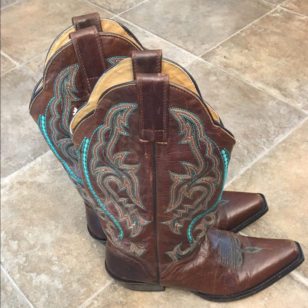 COWBOY BOOTS