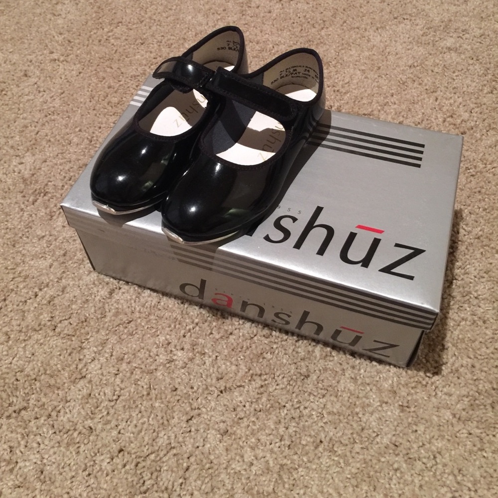 EUC tap shoes in black patent leather