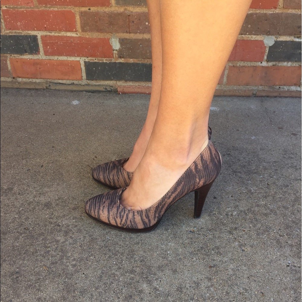 Closed toed pumps