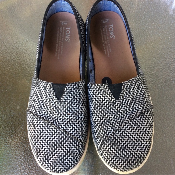 TOMS Shoes - Tom's black & white geometric design loafer   sz9