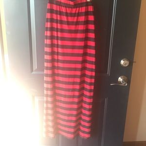 Maxi skirt. Red and black stripe