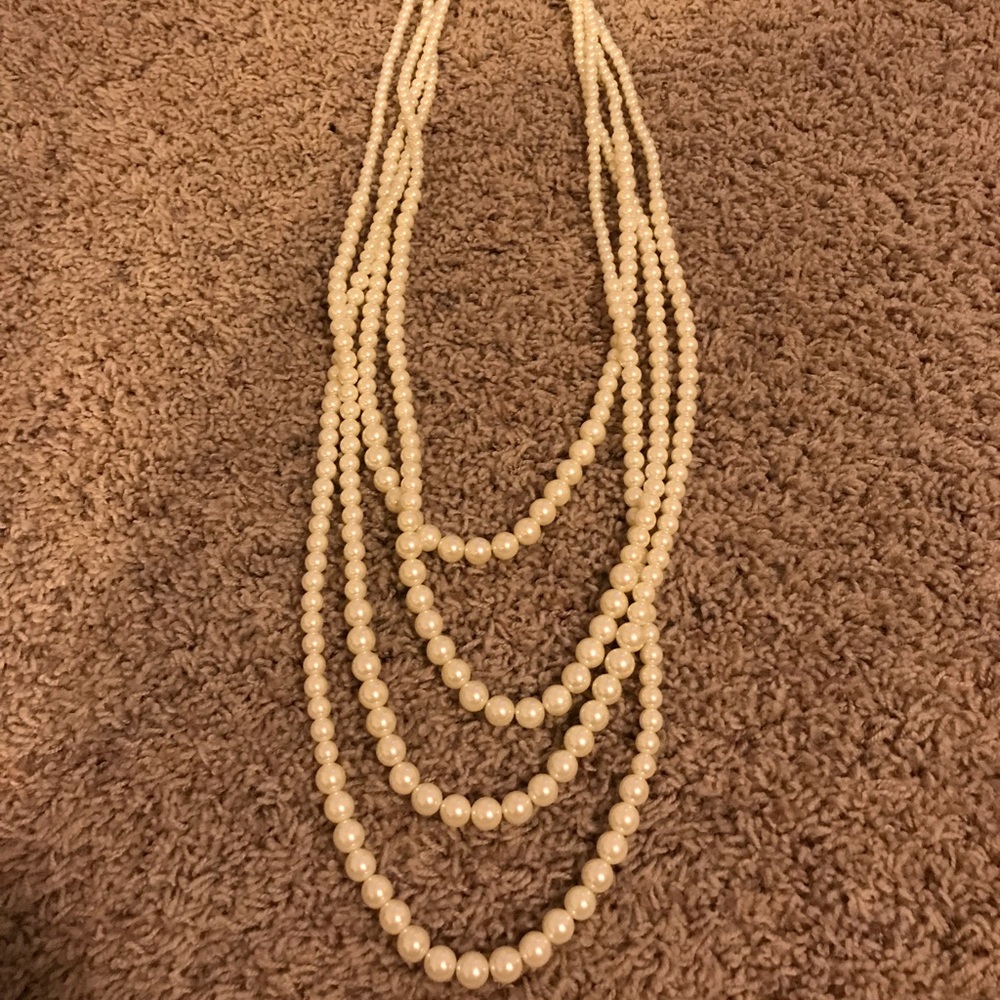 Very long imitation pearl necklaces