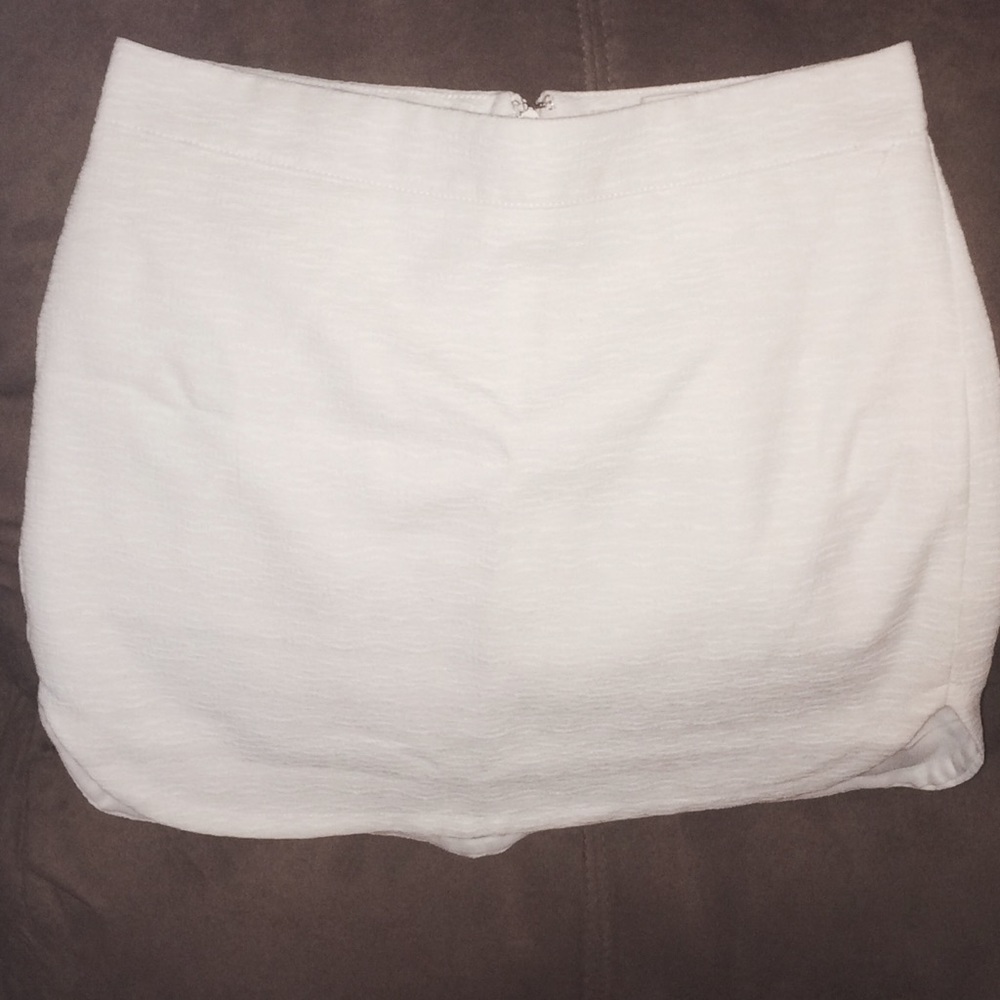 WHITE TULIP MINI SKIRT