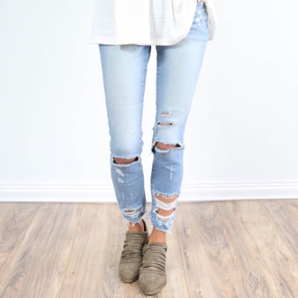 🔴Light Washed Distressed MUST HAVE Jeans
