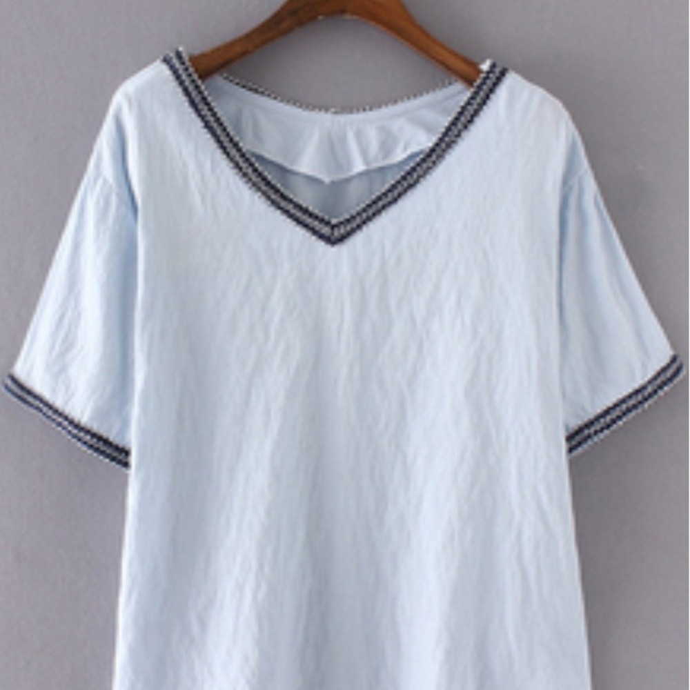 ✨Super cute flowy v neck shirt✨