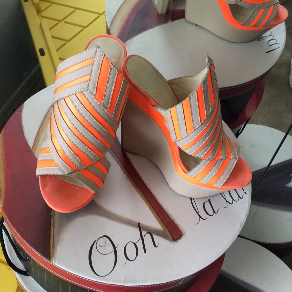 Gwen Stafani Orange n tan wedges