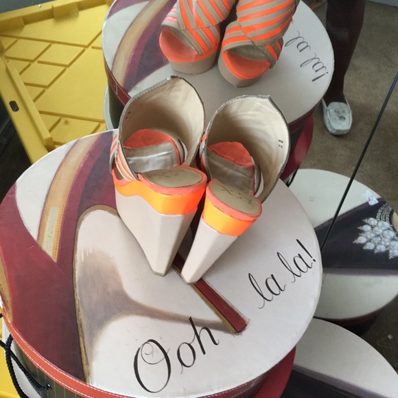 Gwen Stafani Orange n tan wedges - Picture 2 of 3