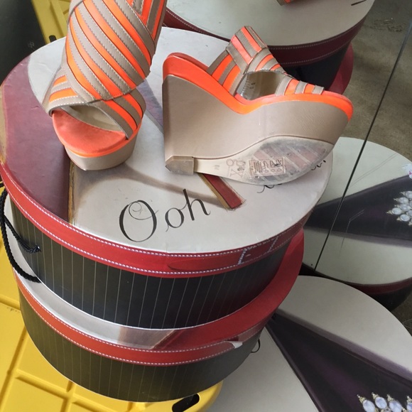 Gwen Stafani Orange n tan wedges - Picture 3 of 3