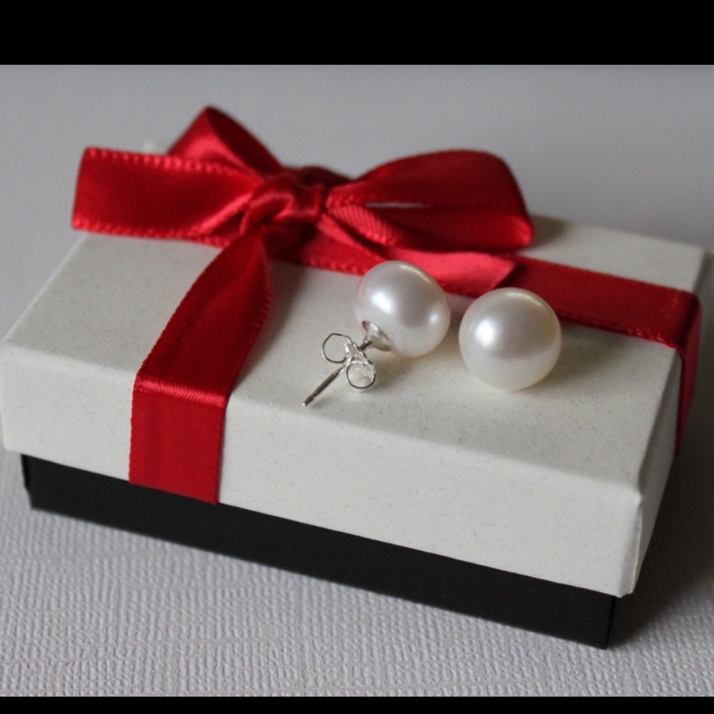 Akoya pearl earring
