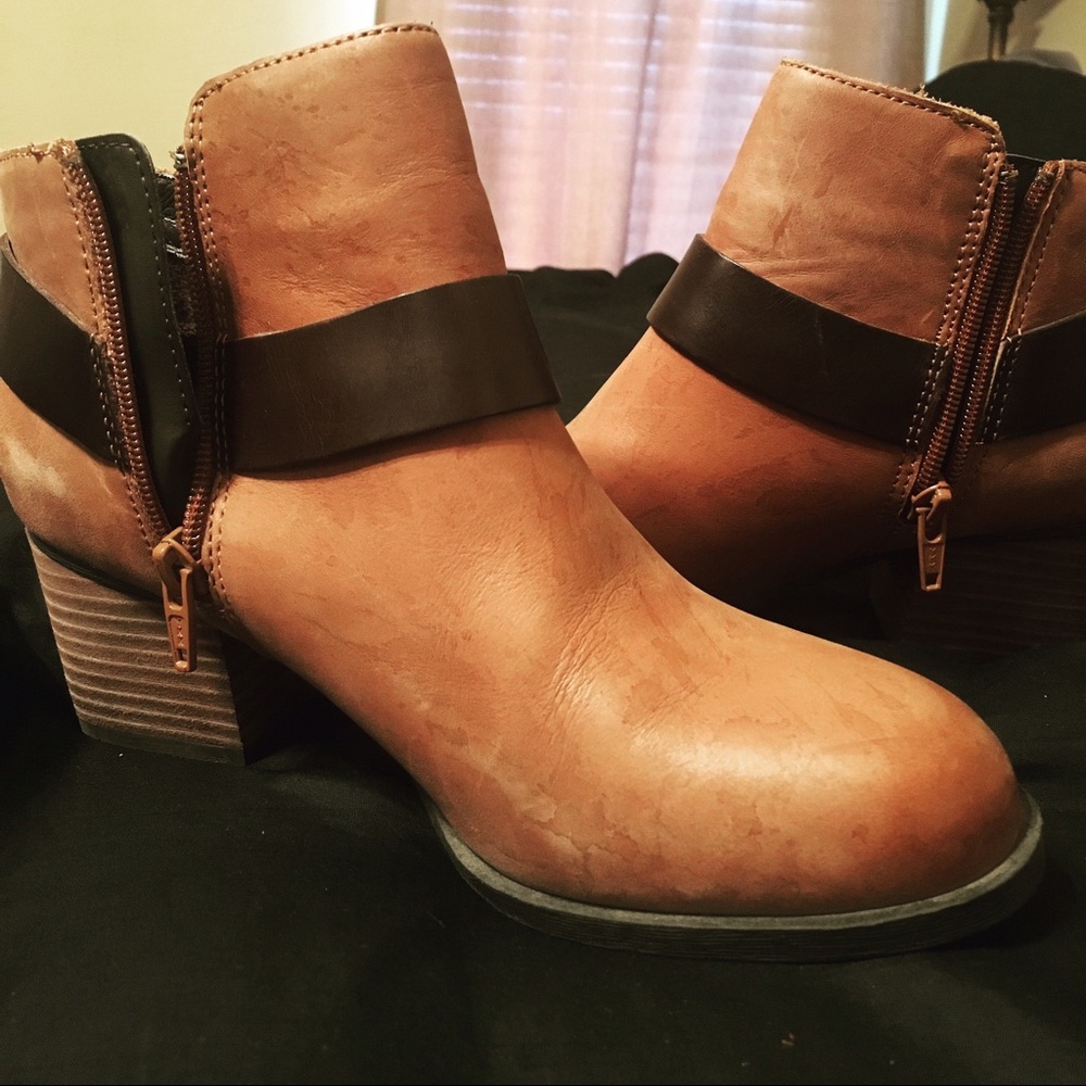NWOB Aldo brown leather booties