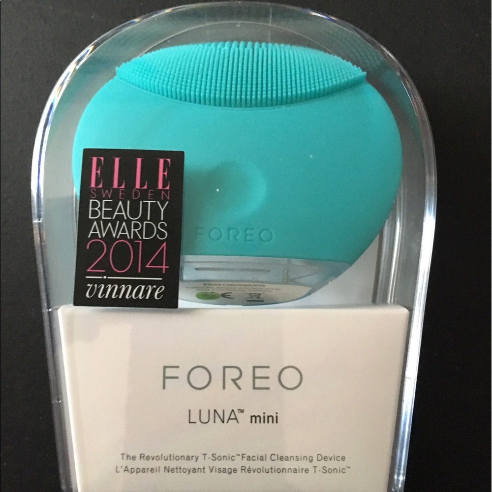 *BRAND NEW. NEVER OPENED Foreo Luna Mini 2