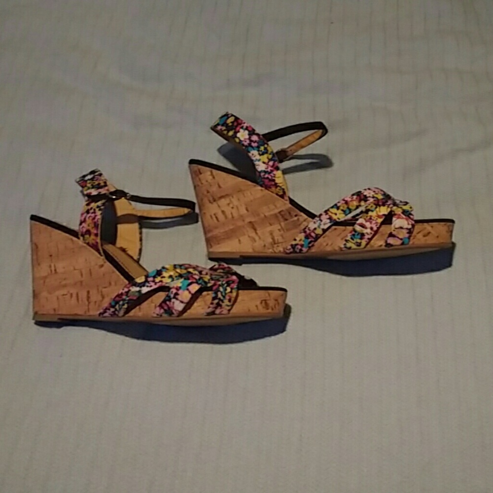 NWOT Olsenboye floral wedge sandal