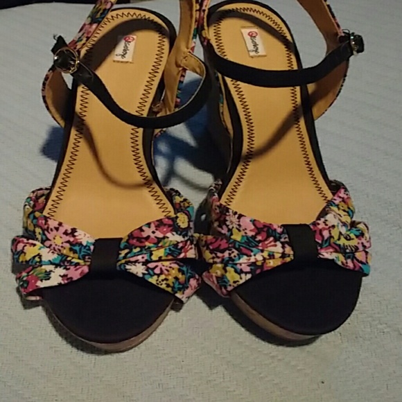 NWOT Olsenboye floral wedge sandal - Picture 3 of 4