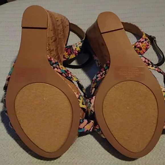 NWOT Olsenboye floral wedge sandal - Picture 4 of 4