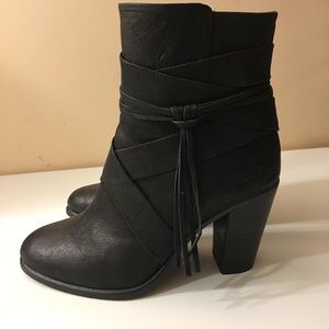 Vince Camuto Size 6 Black leather boots.