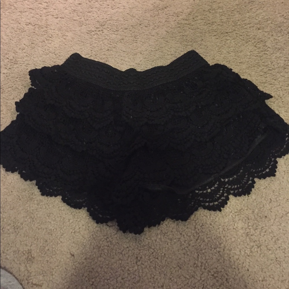 Lace ruffle shorts