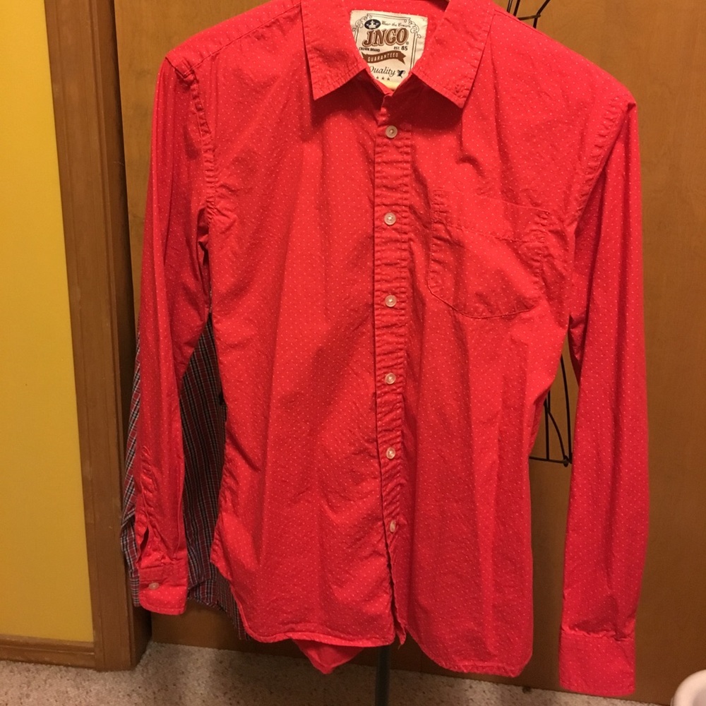 Men's fitted buttoned down and long sleeves shirt