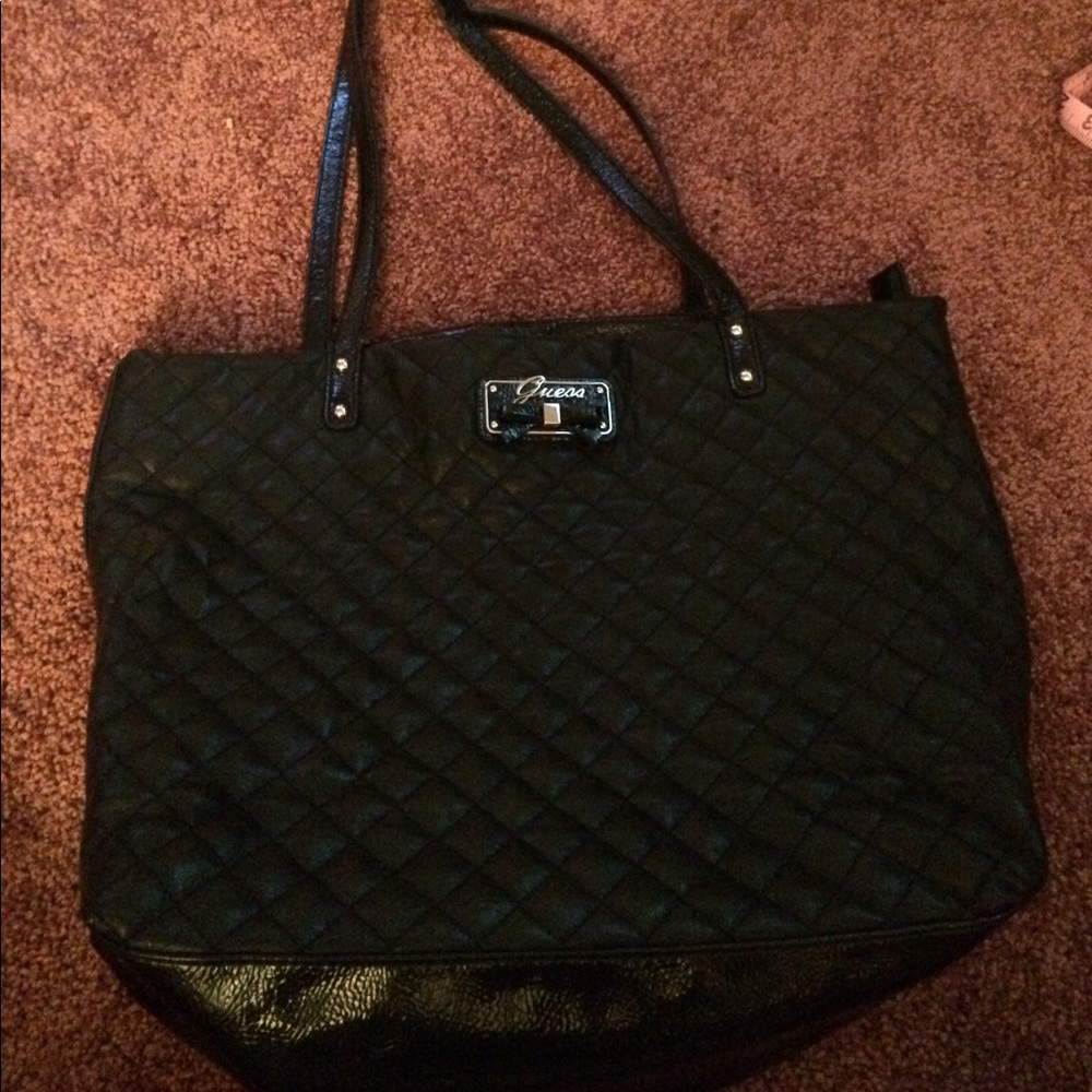 Black purse, Guess. Good condition.