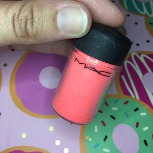 MAC pigment color powder in neo orange B10