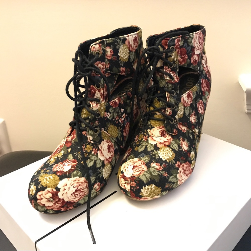 80%20 Floral Laceup Cutout Bootie