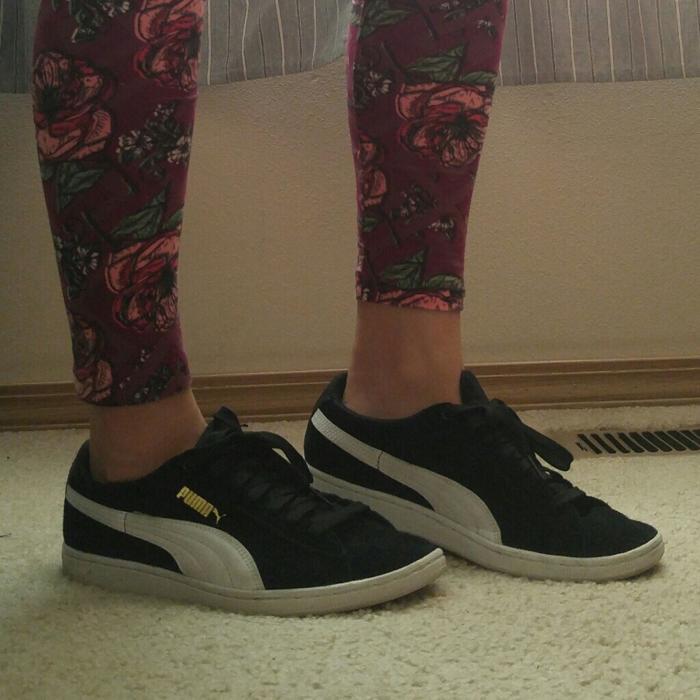 Women's Black Suede Pumas Size 8 Sneakers Shoes