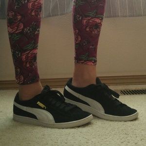 Women's Black Suede Pumas Size 8 Sneakers Shoes