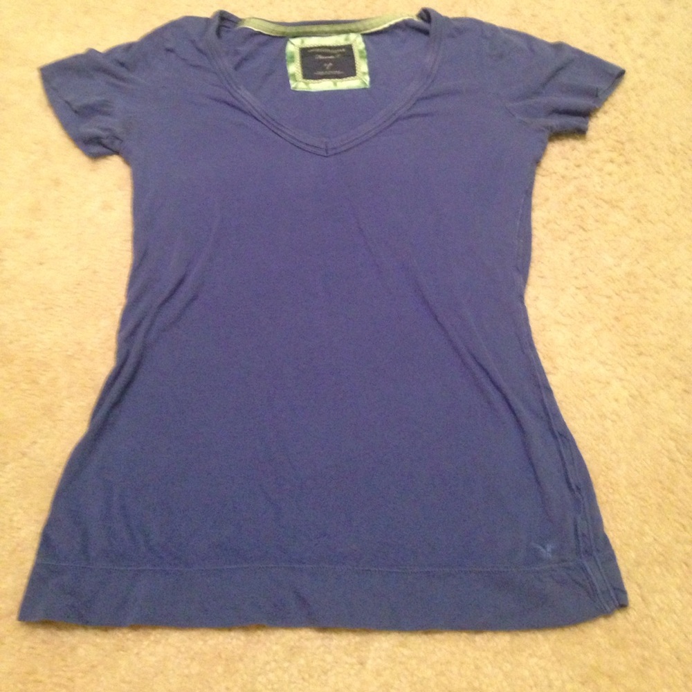 American Eagle periwinkle tee.