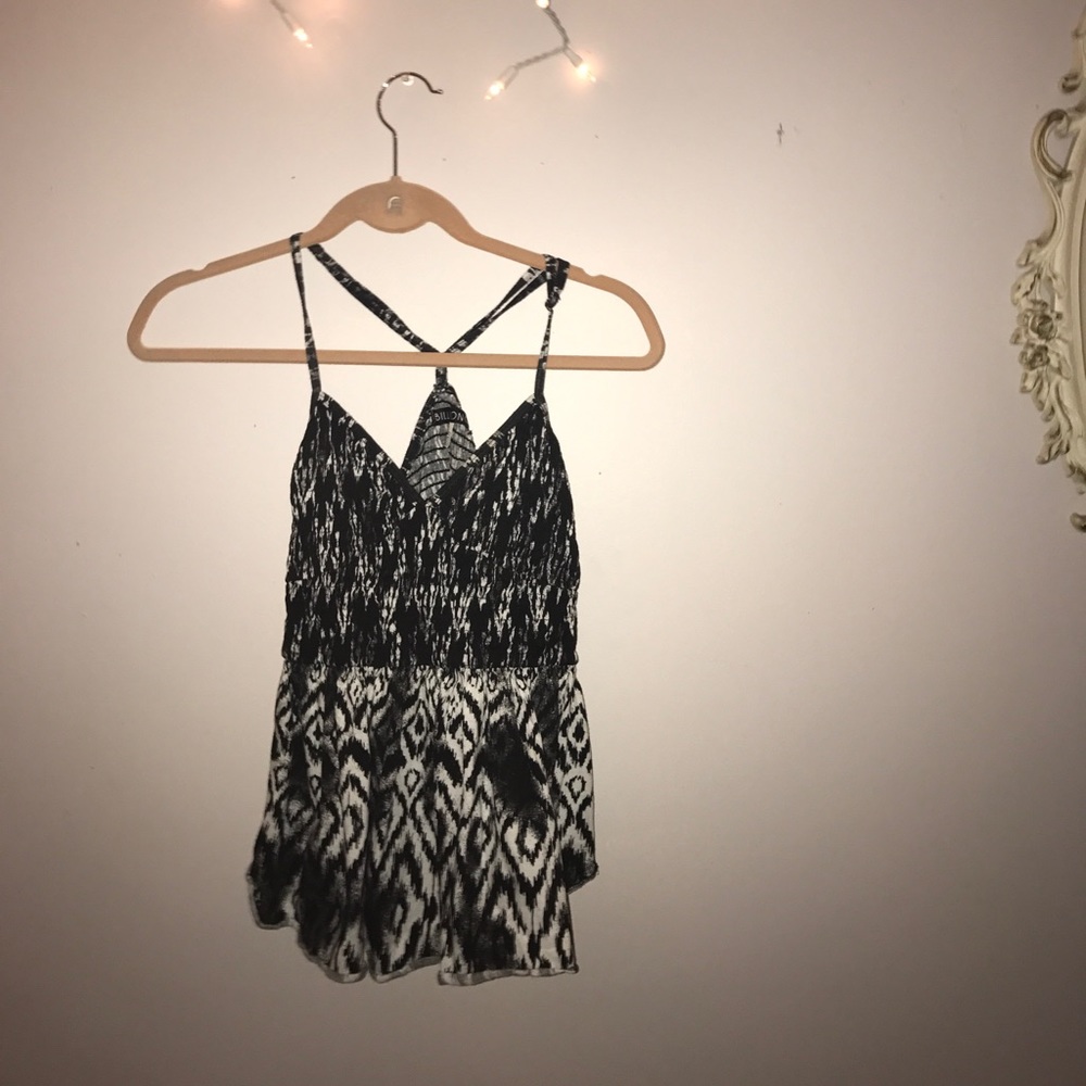 Black and white Billabong tank