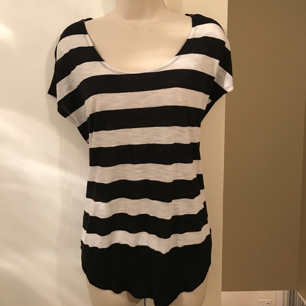 EUC KENNTH COLE NY black and white stripped top
