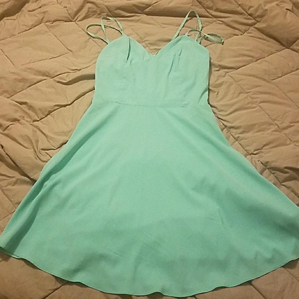 Adorable dress! Awesome turquoise color