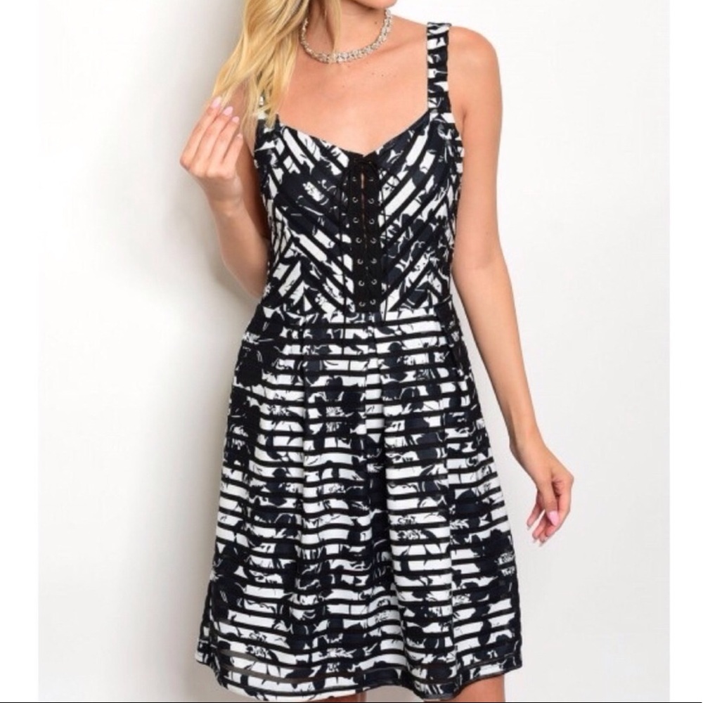 💥Final Sale💥Black&White Floral Lace Up Dress