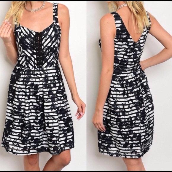 💥Final Sale💥Black&White Floral Lace Up Dress - Picture 2 of 3
