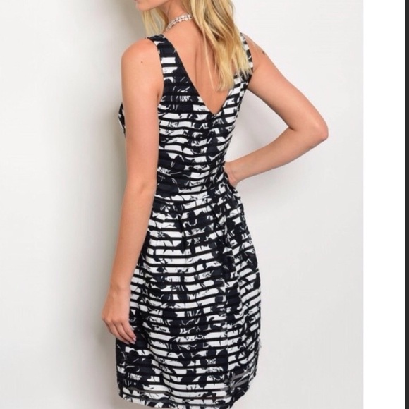 💥Final Sale💥Black&White Floral Lace Up Dress - Picture 3 of 3