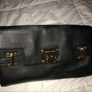 Micheal kors clutch..