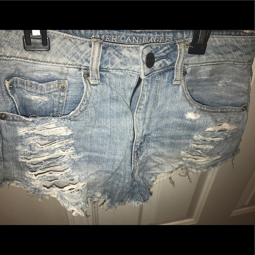 AMERICAN EAGLE DISTRESSED DENIM SHORTIES.