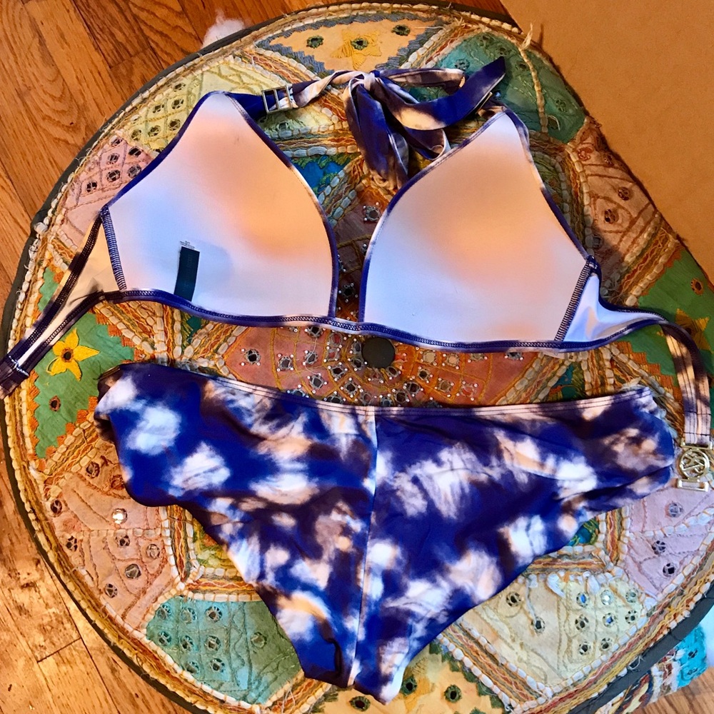 Bikini - Picture 2 of 2