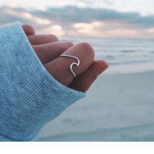 Pura Vida wave ring size 7