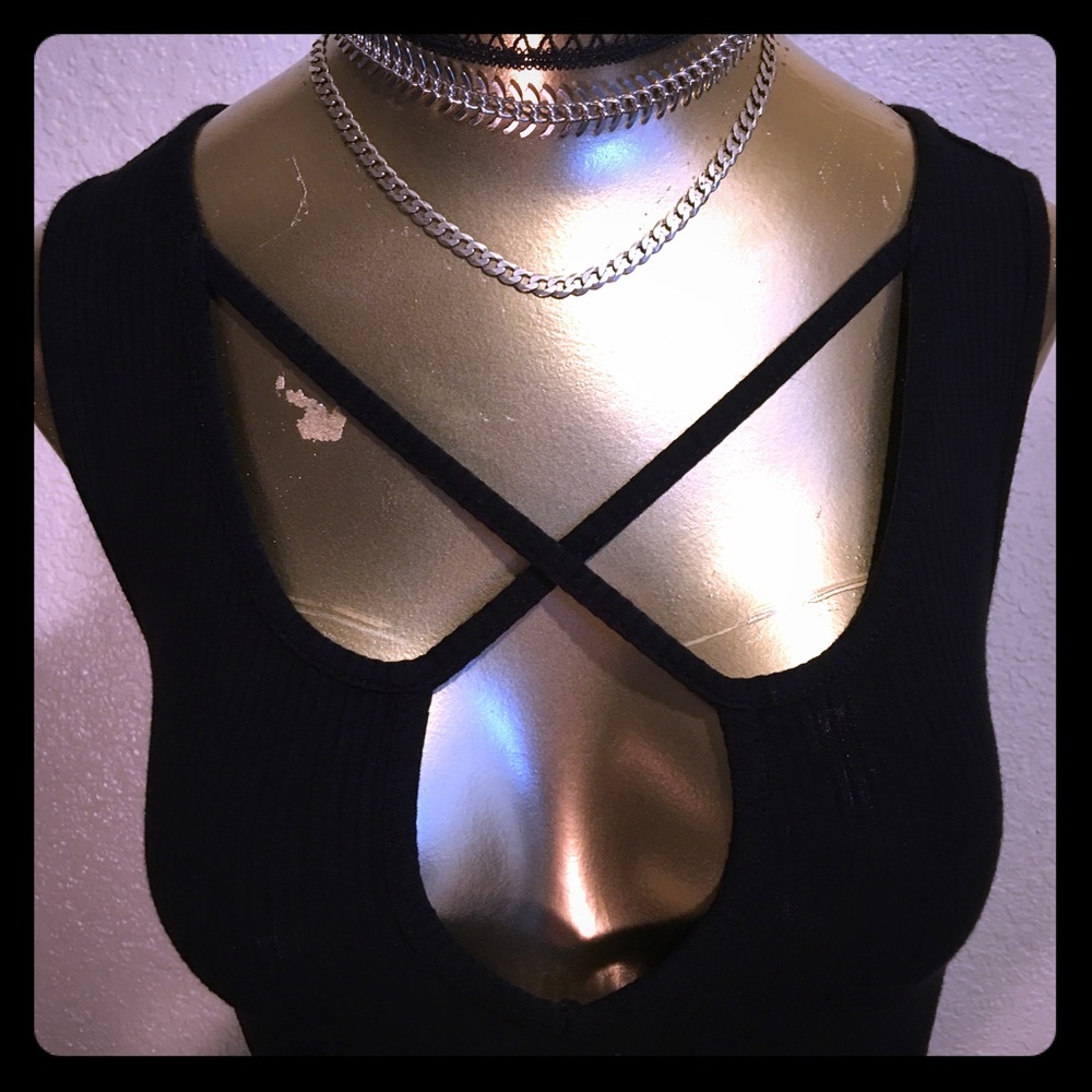 BLACK BASIC CRISSCROSS TOP