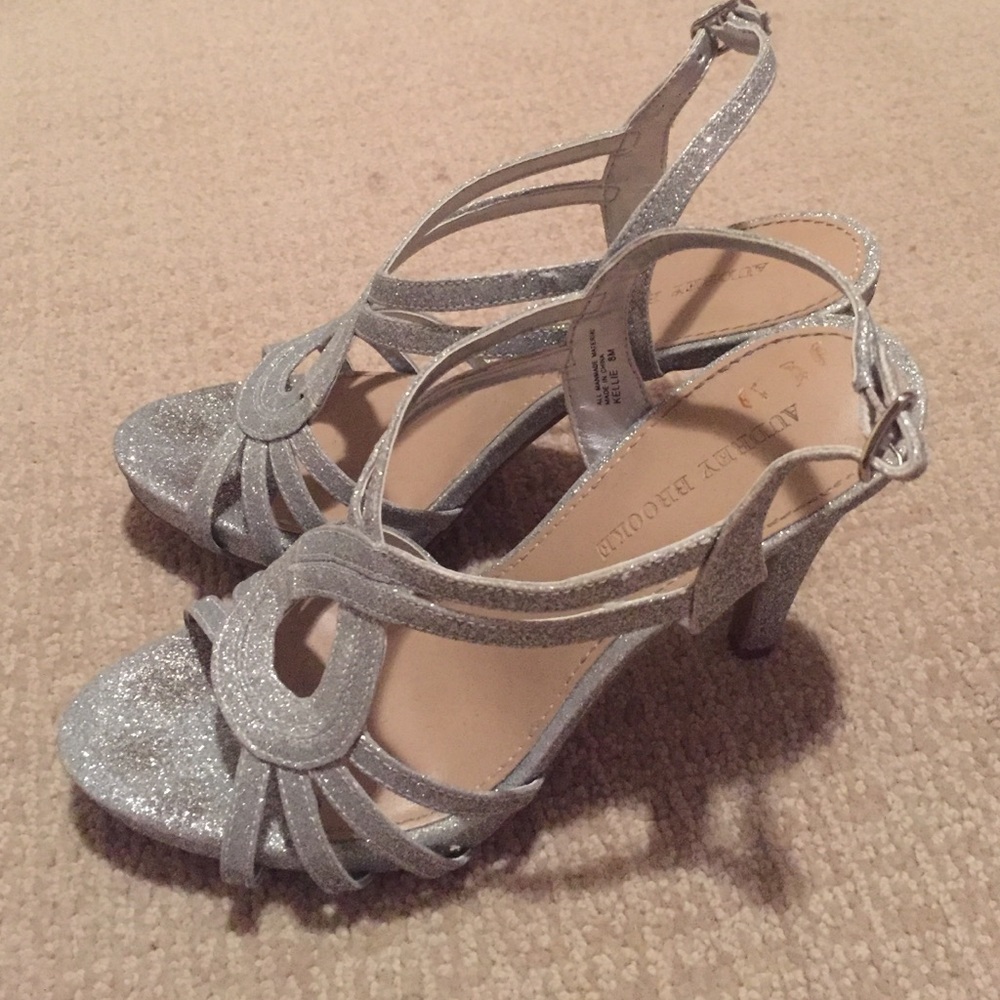 Silver Heels - Picture 2 of 4