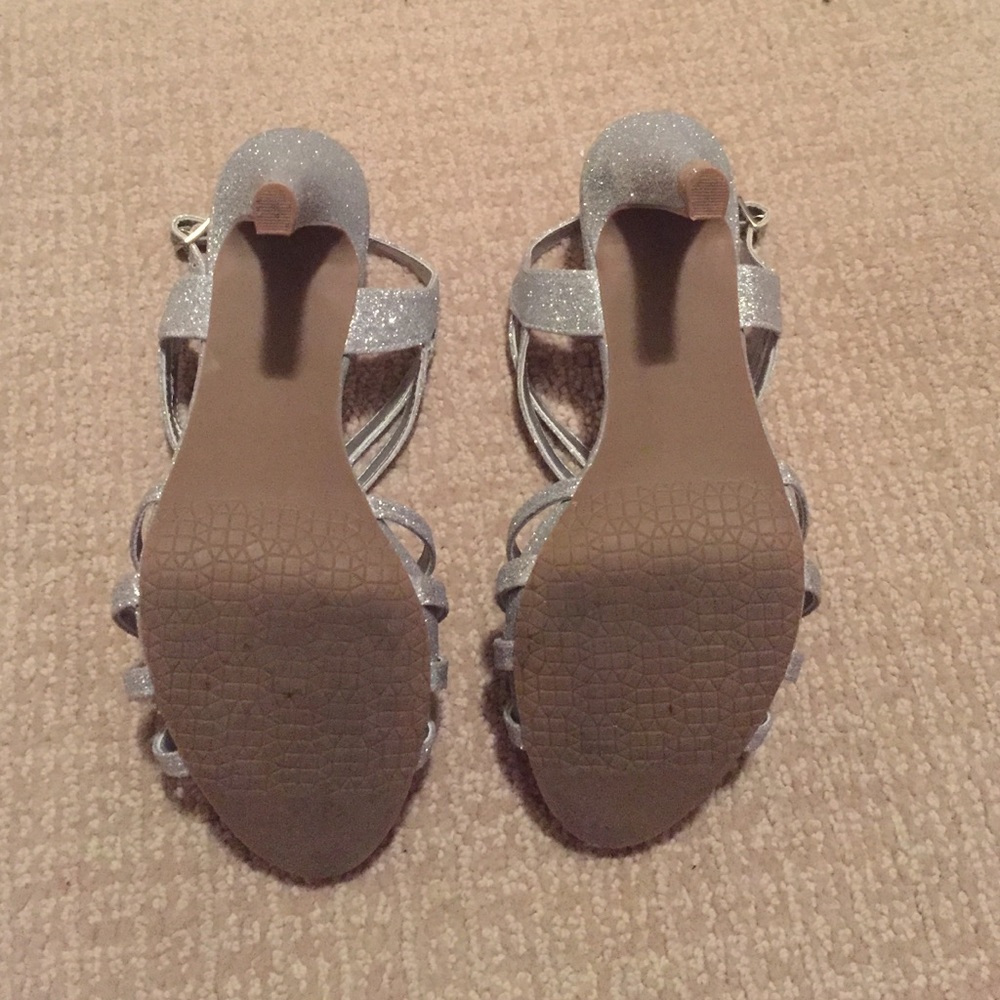 Silver Heels - Picture 3 of 4