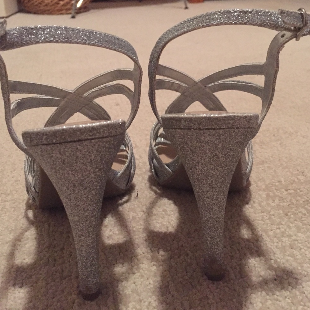 Silver Heels - Picture 4 of 4