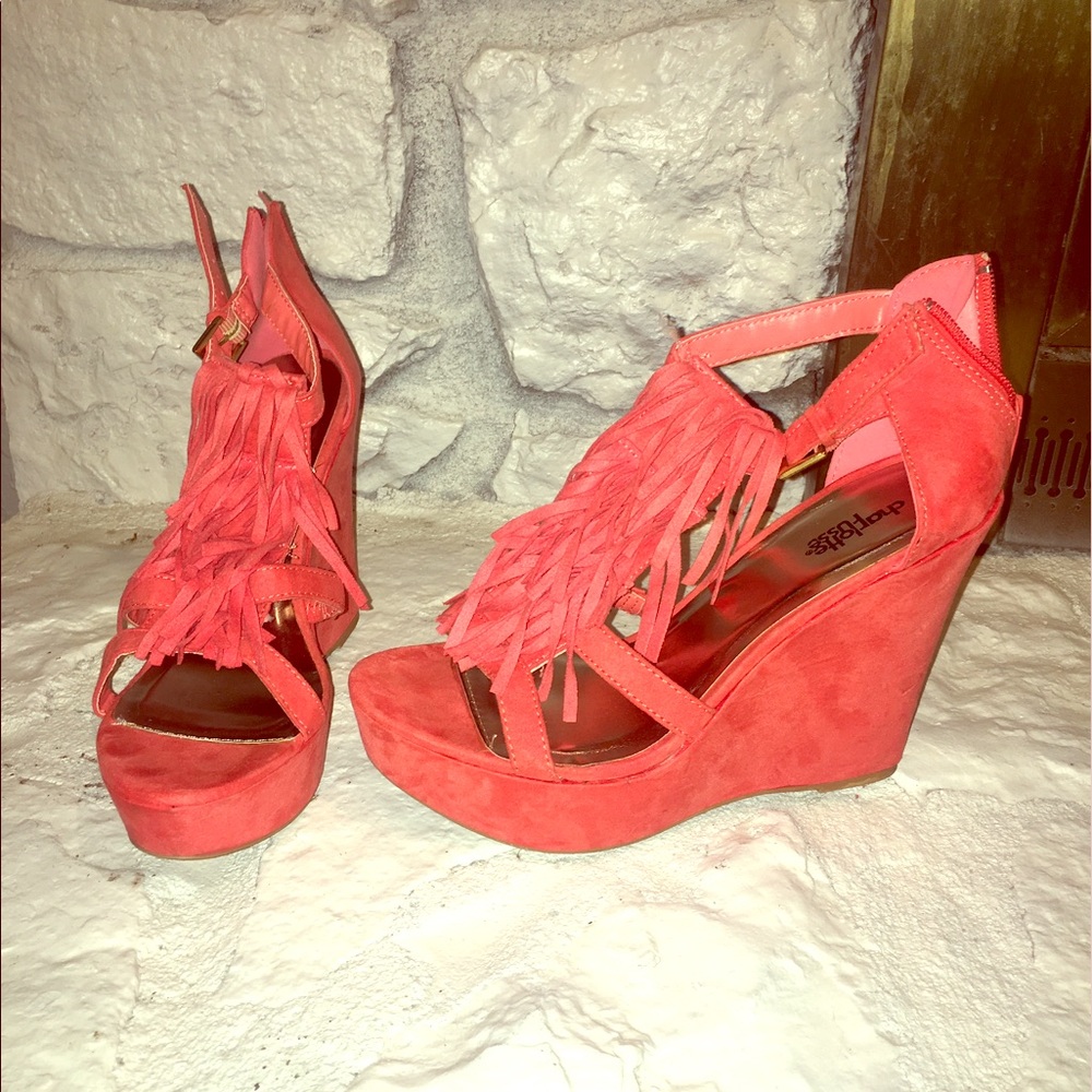 Coral Fringe Wedges