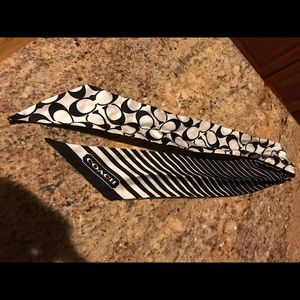 Reversible coach scarf