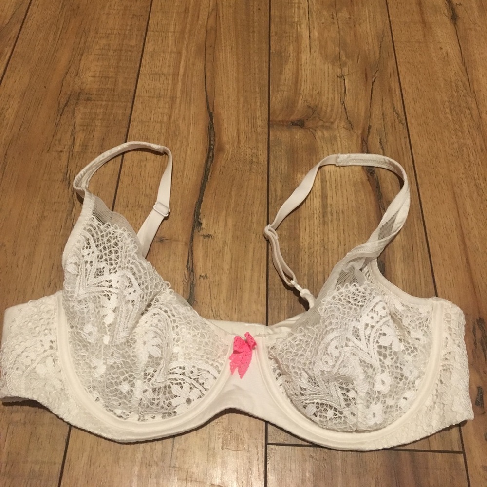 Demi VS bra