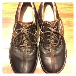 Clarks classic leather upper, rubber sole