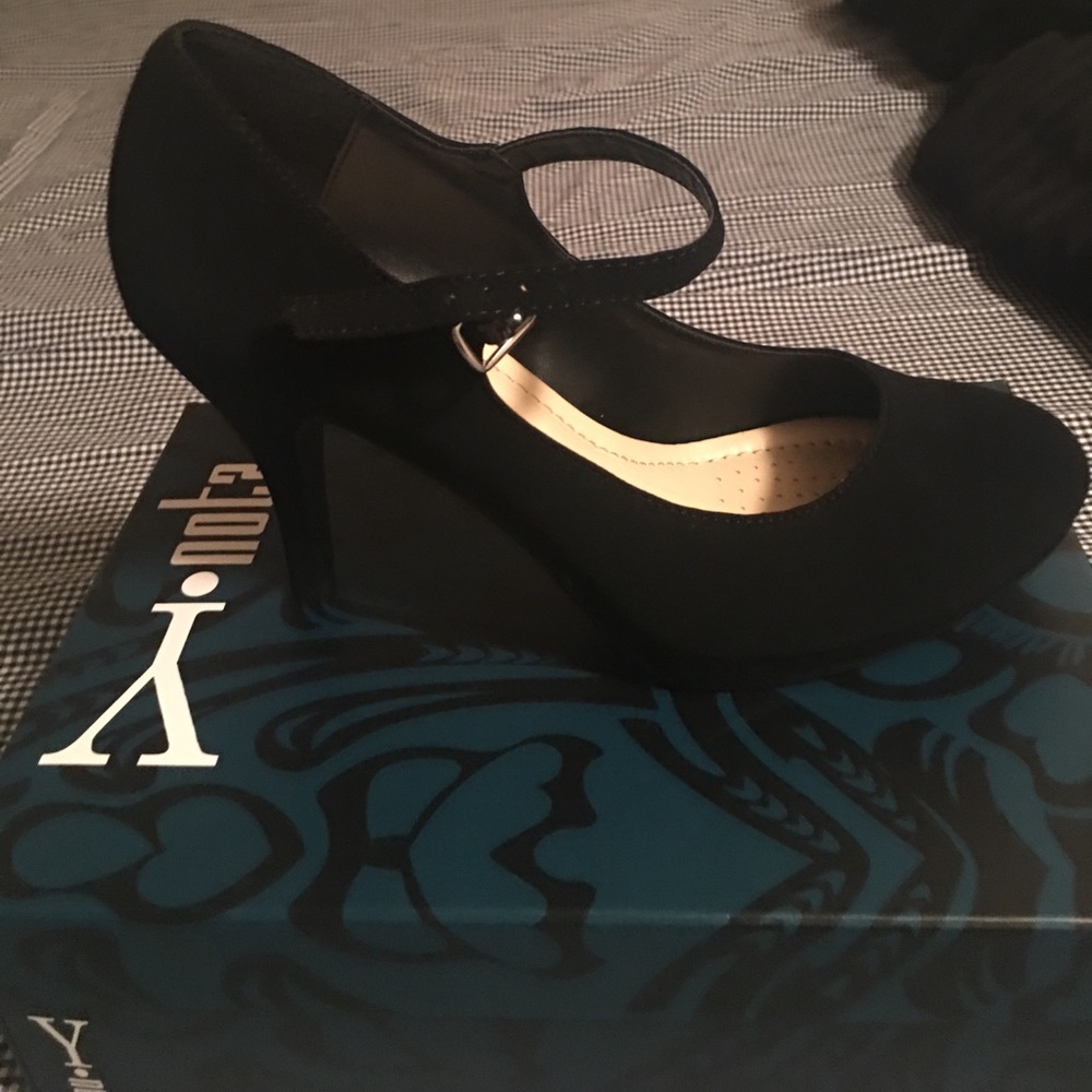 Black velvet Mary Jane heels sz 10