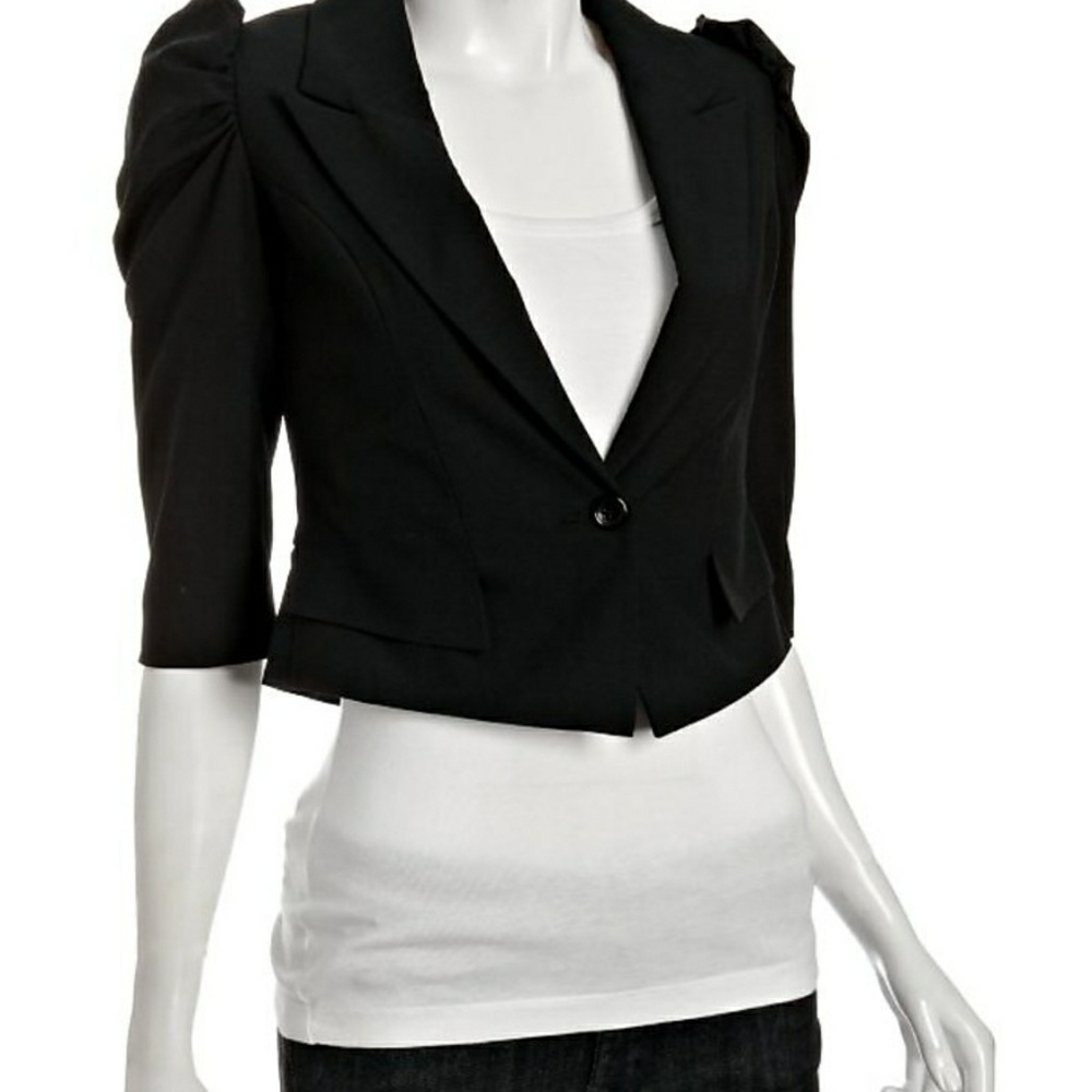 SOLD Bold shoulder , femme, cropped jacket