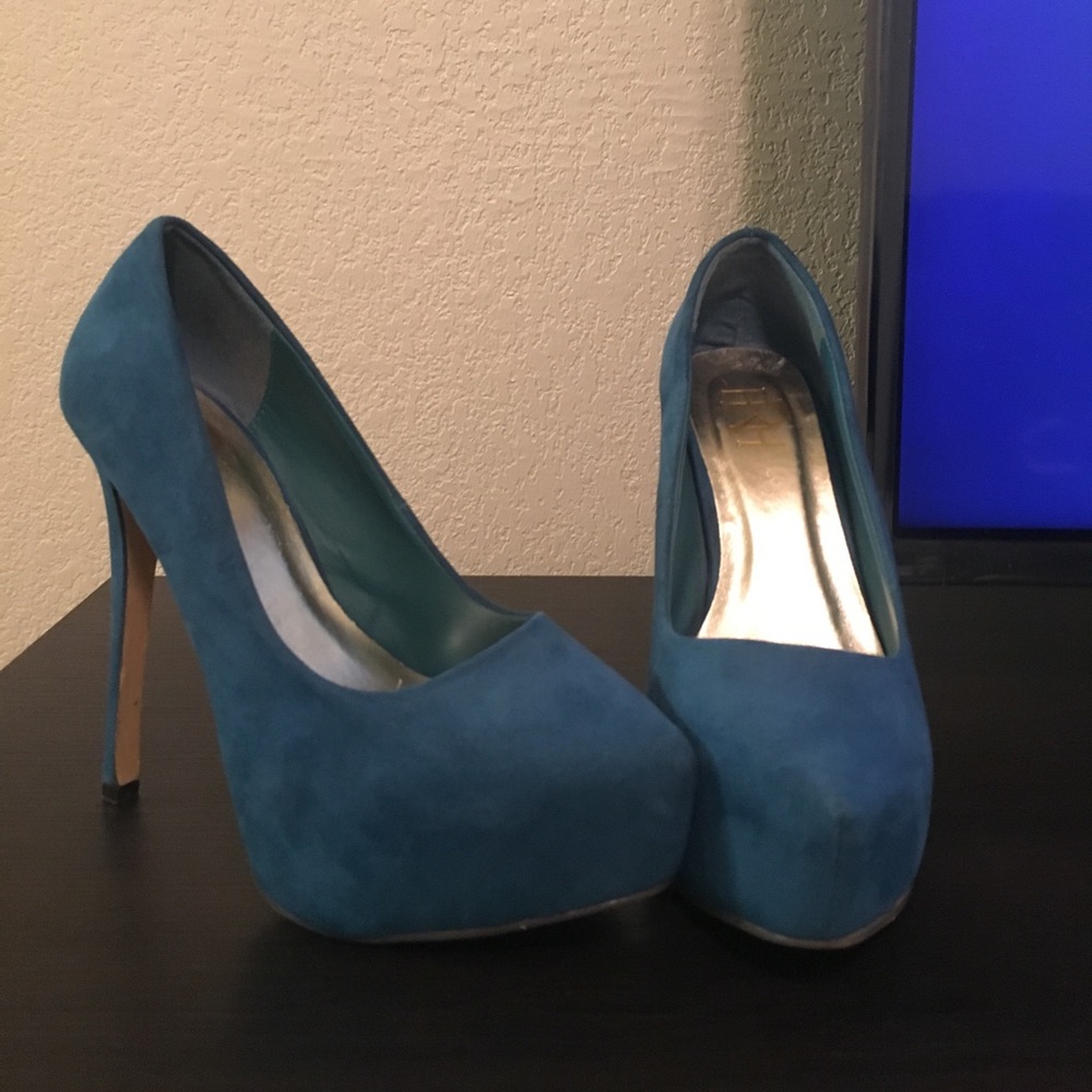 Peacock color heel